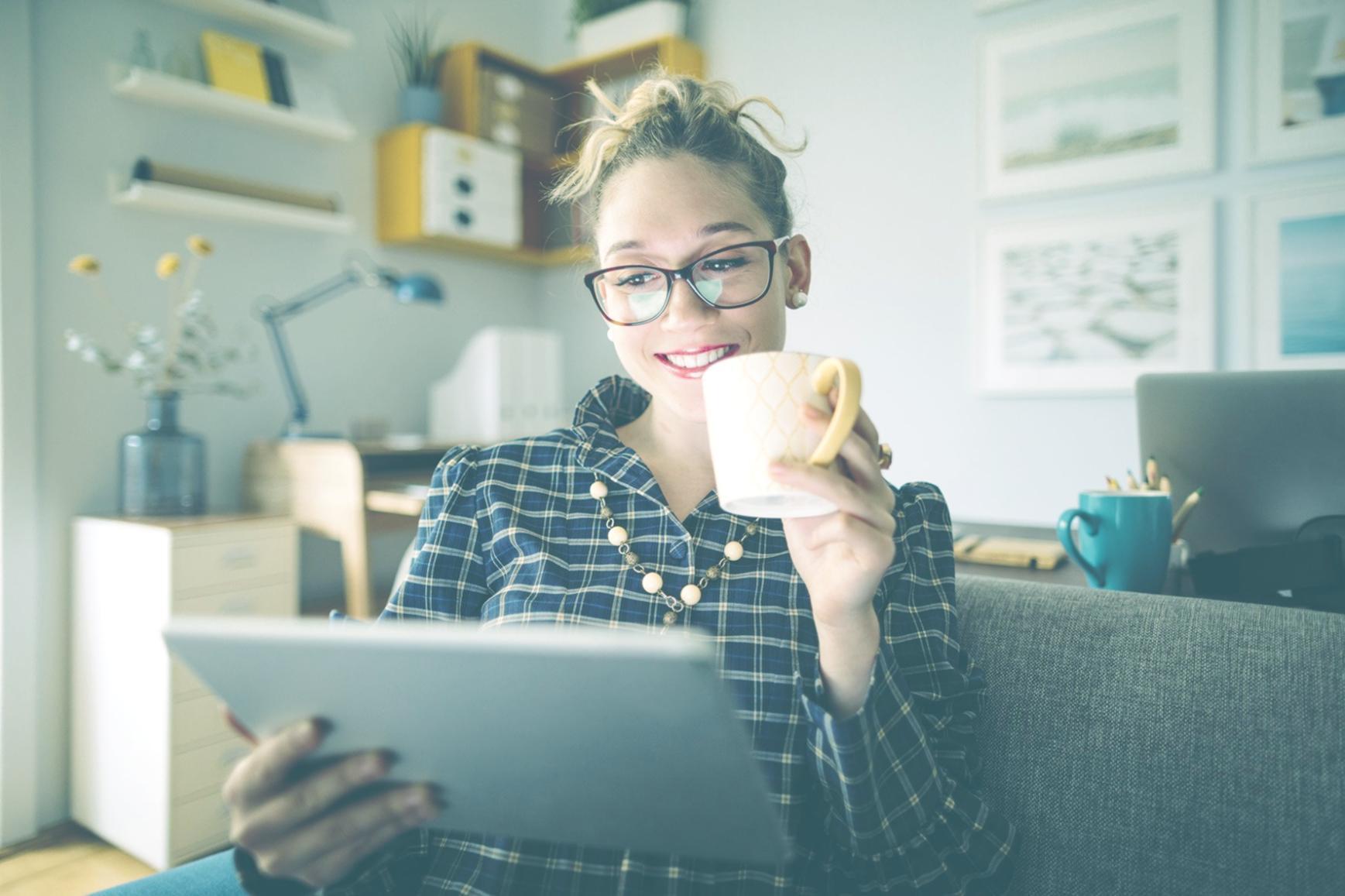 Workshop-Materialien und digitale Lernressourcen auf einem Schreibtisch