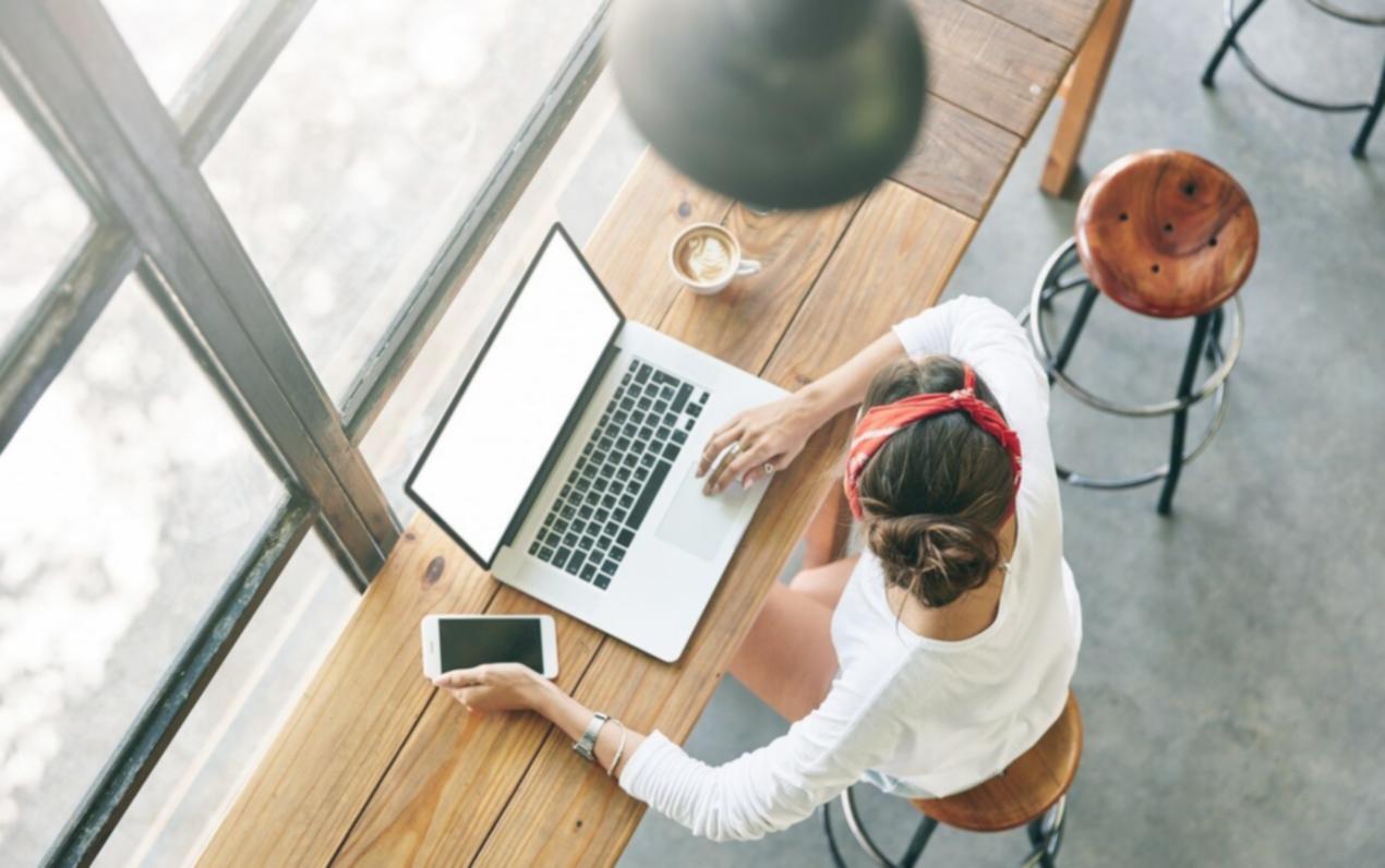 Team-Meeting mit technischen Diskussionen und Whiteboard-Skizzen