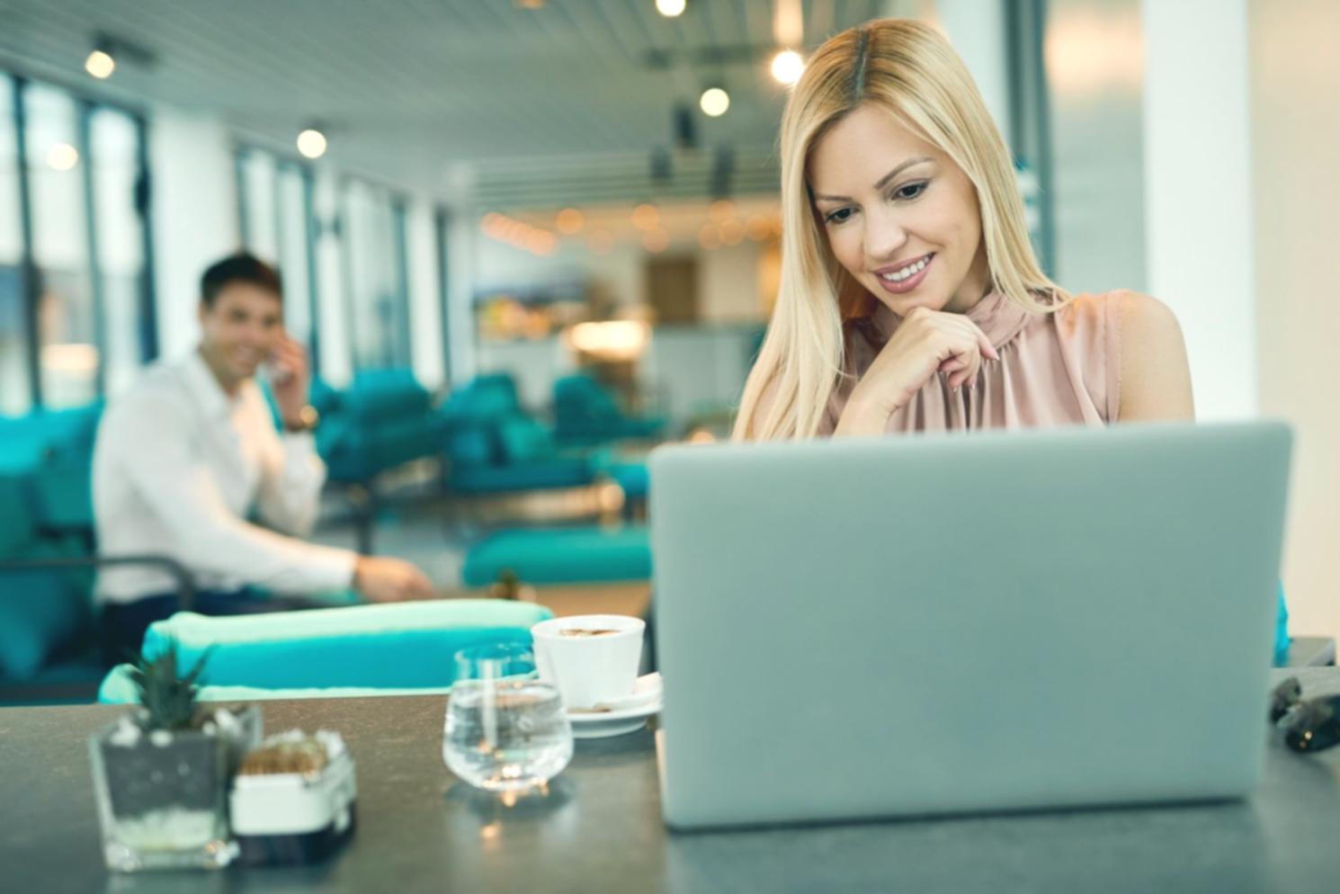 Workshop-Teilnehmer in Diskussion über Lernmaterialien